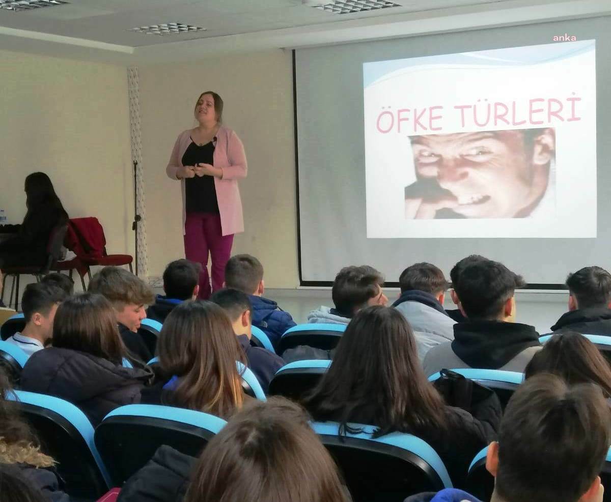 BURHANİYE BELEDİYESİ'NDEN LİSELİ GENÇLERE "AKRAN ZORBALIĞI VE ÖFKE KONTROLÜ" SEMİNERİ