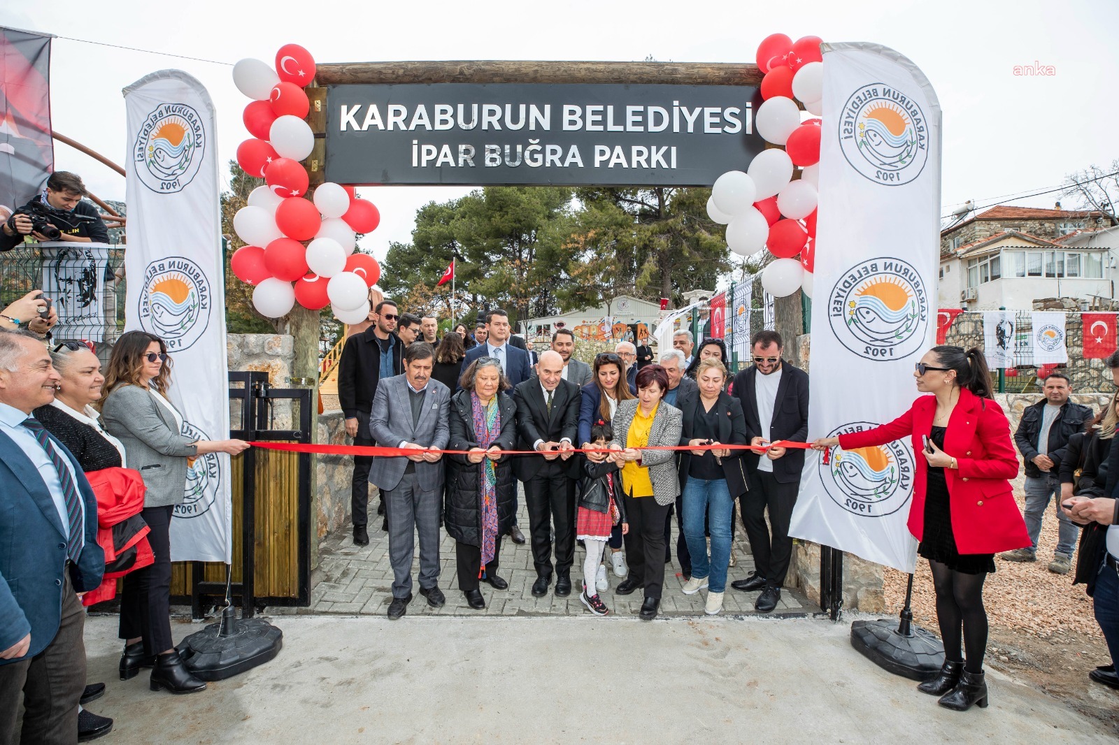 KARABURUN'DA GENÇLER İÇİN EĞİTİM VE KÜLTÜR MERKEZİ AÇILDI