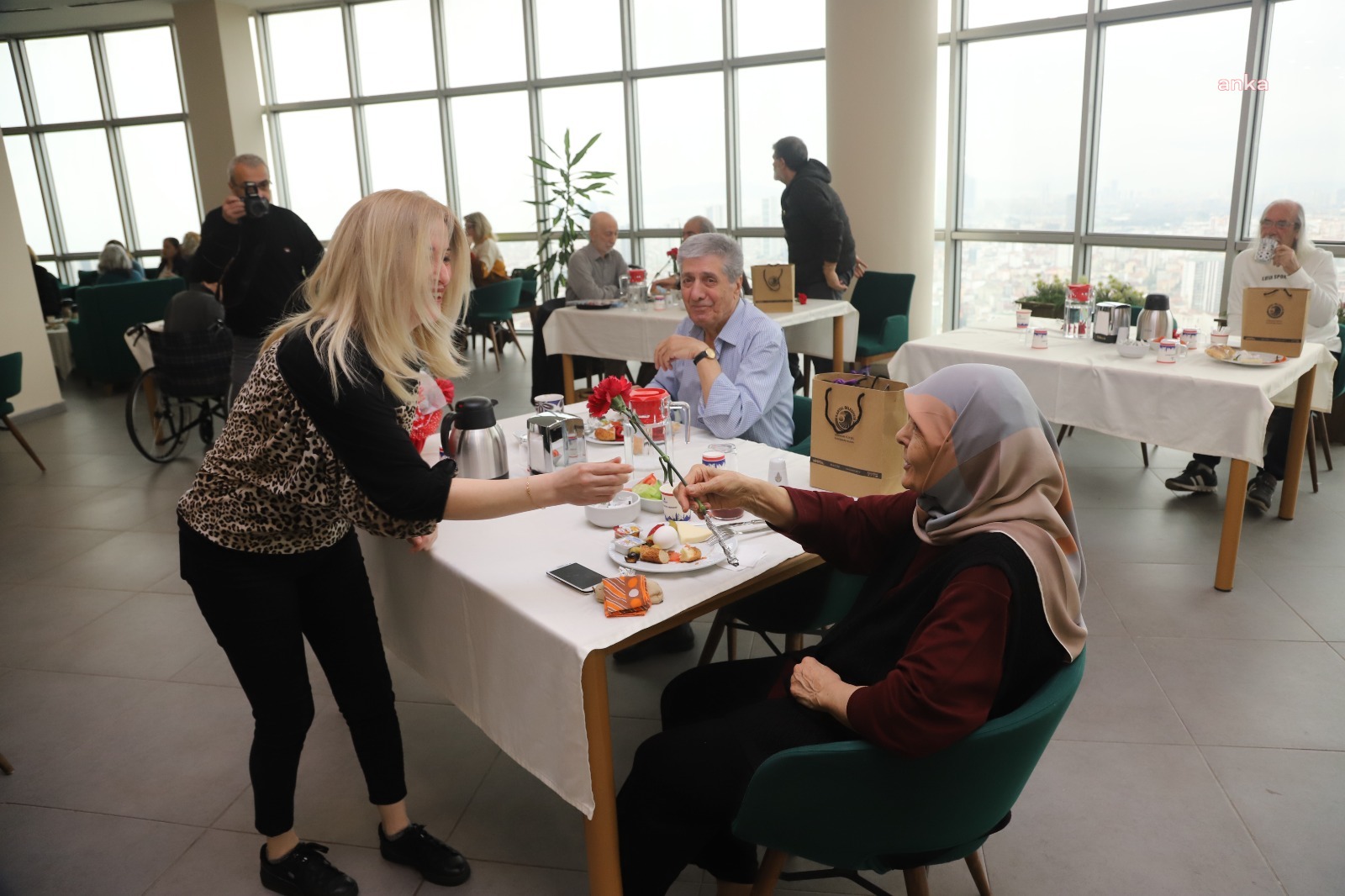 KARTAL BELEDİYESİ ‘YAŞLILARA SAYGI HAFTASI’NDA HUZUREVİ SAKİNLERİNİ UNUTMADI