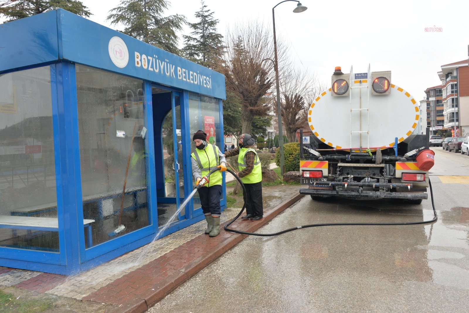 BOZÜYÜK BELEDİYESİ EKİPLERİNDEN DURAKLARDA TEMİZLİK ÇALIŞMASI