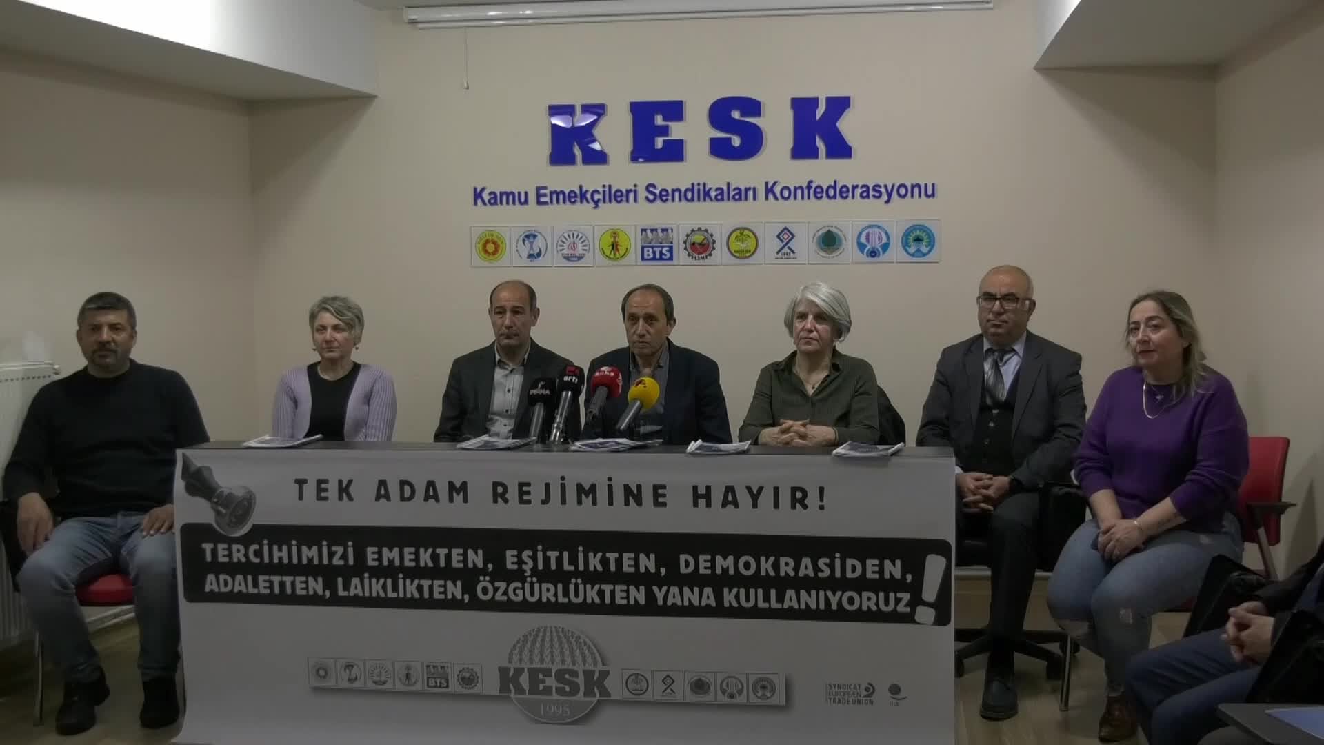 KESK, 14 MAYIS SEÇİMLERİNE YÖNELİK 'TUTUM BELGESİ'Nİ AÇIKLADI... BOZGEYİK: “KAMU EMEKÇİLERİ BU SEÇİMDE ÖNCELİKLE EN KARARLI BİÇİMDE TEK ADAM SİSTEMİNE 'HAYIR' DİYECEKTİR"