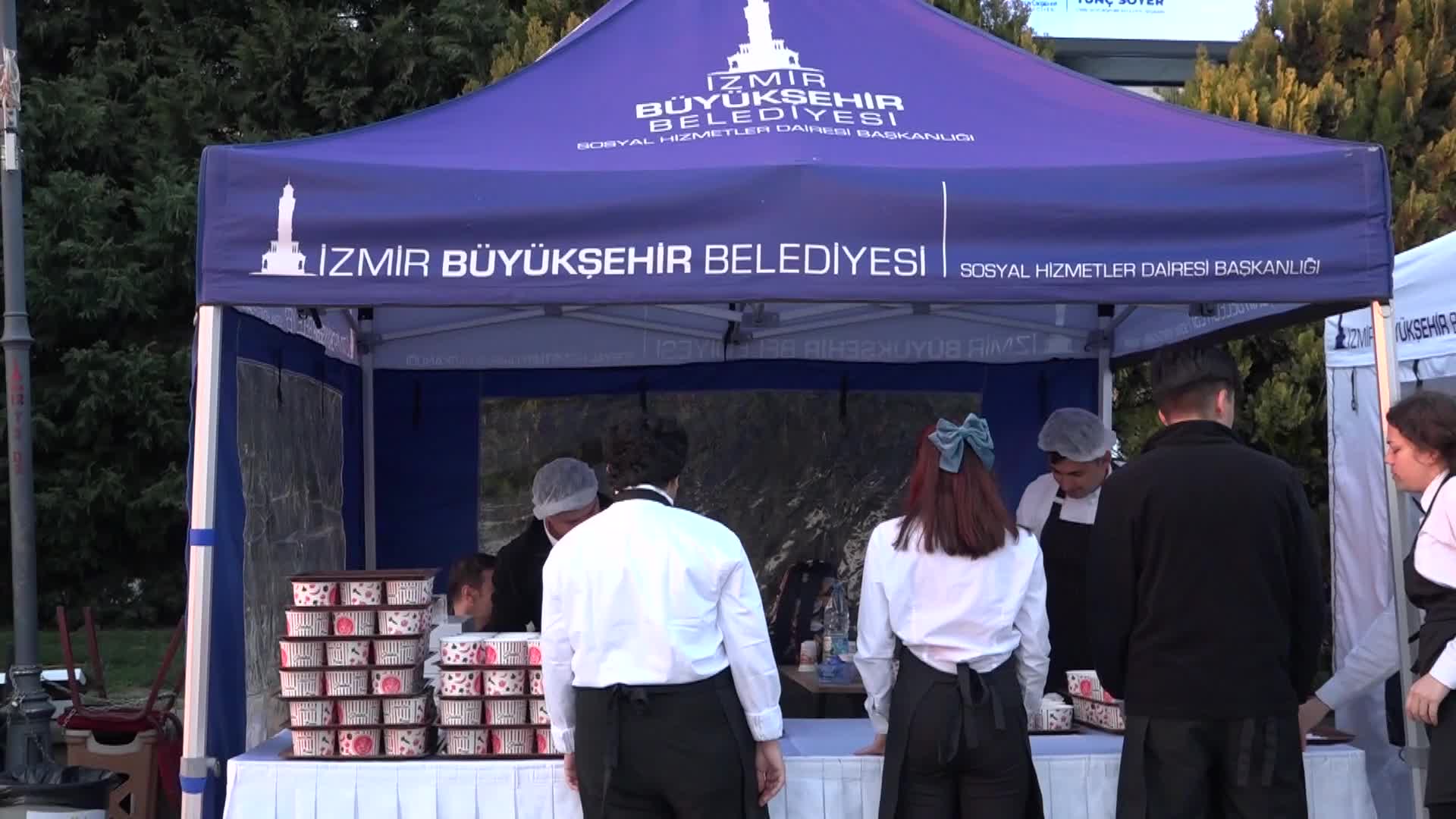 İZMİR BÜYÜKŞEHİR BELEDİYESİ 4 İLDE 25 BİN KİŞİLİK İFTAR SOFRASI KURDU