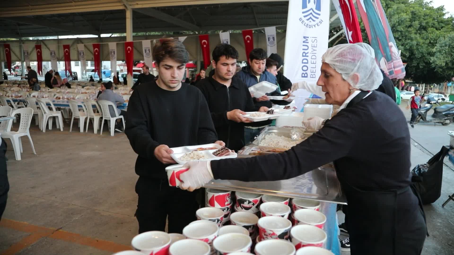 BODRUM’DA MAHALLE İFTARLARI CEVAT ŞAKİR'LE BAŞLADI