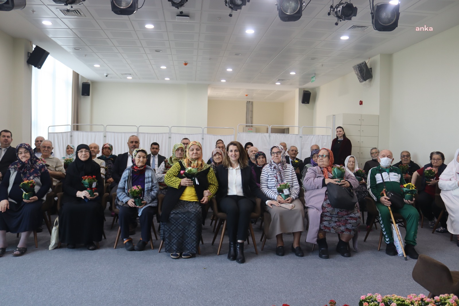 İZMİT BELEDİYESİ YÖNETİCİLERİNDEN KOCAELİ HUZUREVİ SAKİNLERİNE ZİYARET