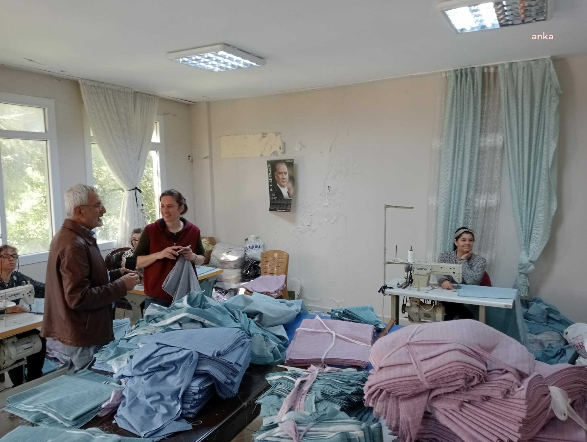 ARSUZ BELEDİYE BAŞKANI GÜVEN, DEPREMZEDELER İÇİN ÜRETEN KADINLARI ZİYARET ETTİ