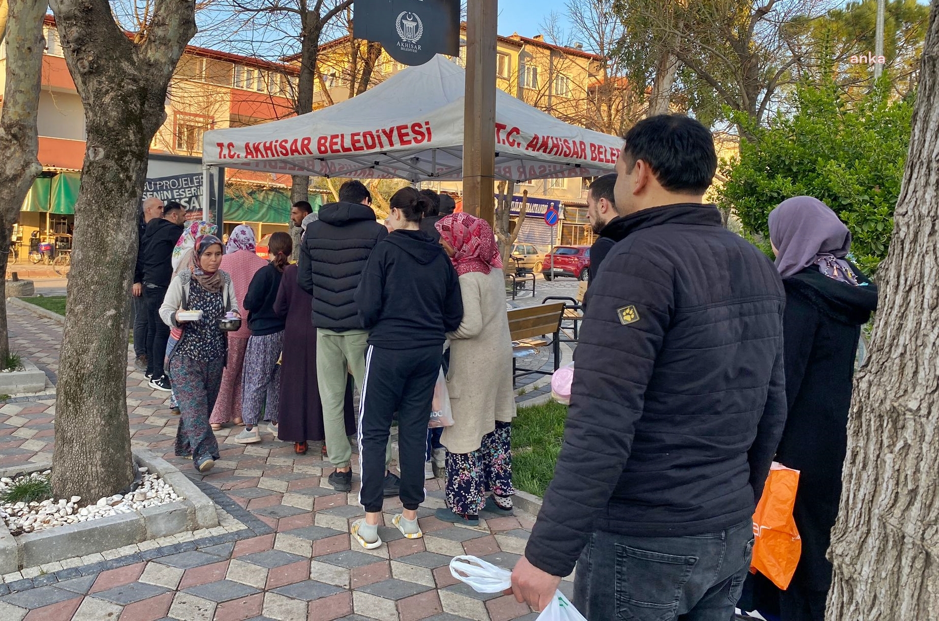 AKHİSAR BELEDİYESİ, İLÇENİN 8 AYRI NOKTASINDA İFTAR YEMEĞİ DAĞITIYOR