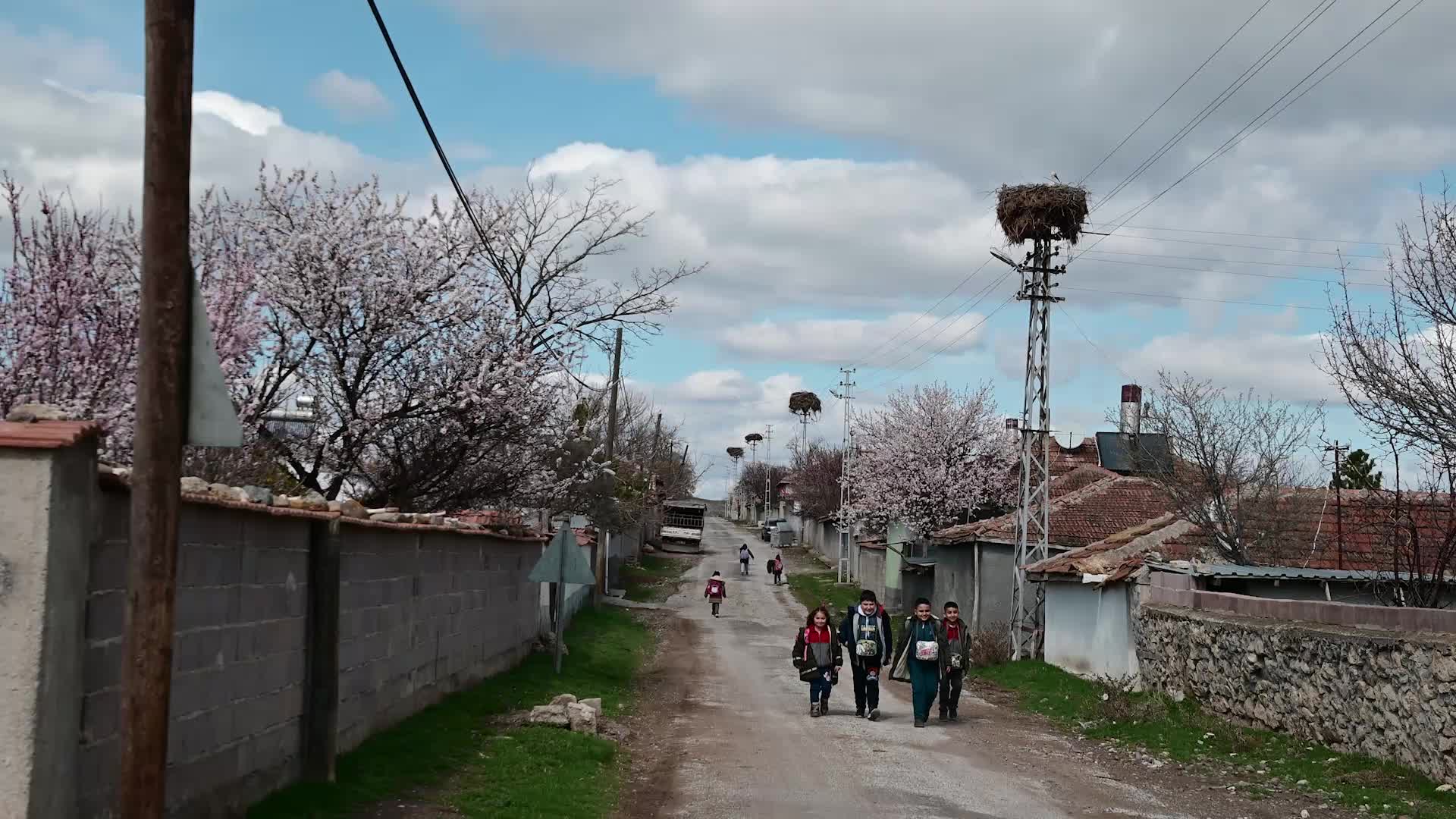 YOZGAT’TA GÖÇMEN KÖYLÜLERİ, YILLARDIR KÖYLERİNE GELEN LEYLEKLERE EV SAHİPLİĞİ YAPIYOR