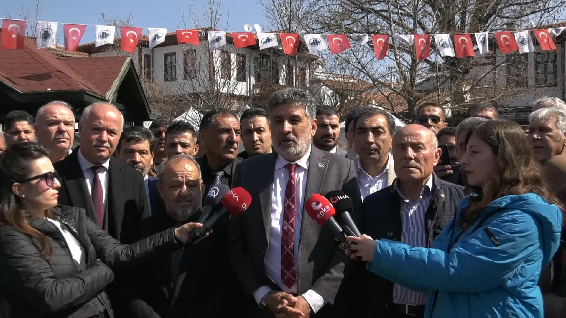 MUHSİN YAZICIOĞLU 14. ÖLÜM YIL DÖNÜMÜNDE MEZARI BAŞINDA ANILDI. REMZİ ÇAYIR: “BU ÜLKE ASLA VE ASLA FAİLİ MEÇHULLER ÜLKESİ OLMAMALIDIR”