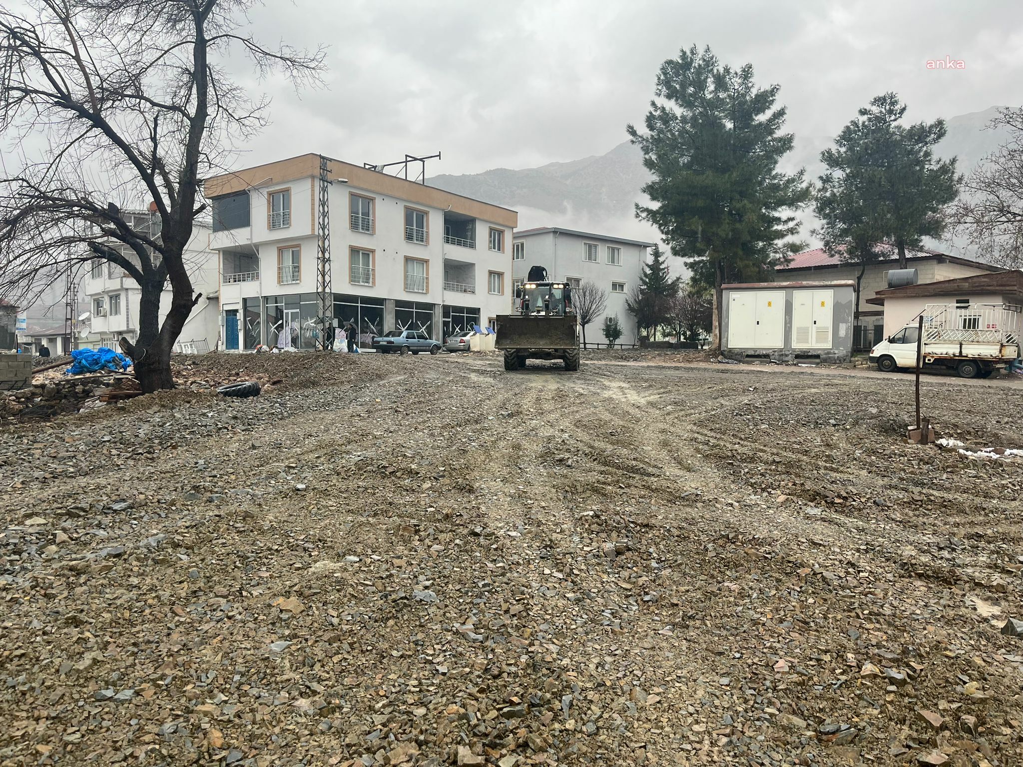 İZMİT BELEDİYESİ EKİPLERİ, ADIYAMAN’IN TUT İLÇESİNDE AFET TOPLANMA ALANI OLUŞTURUYOR