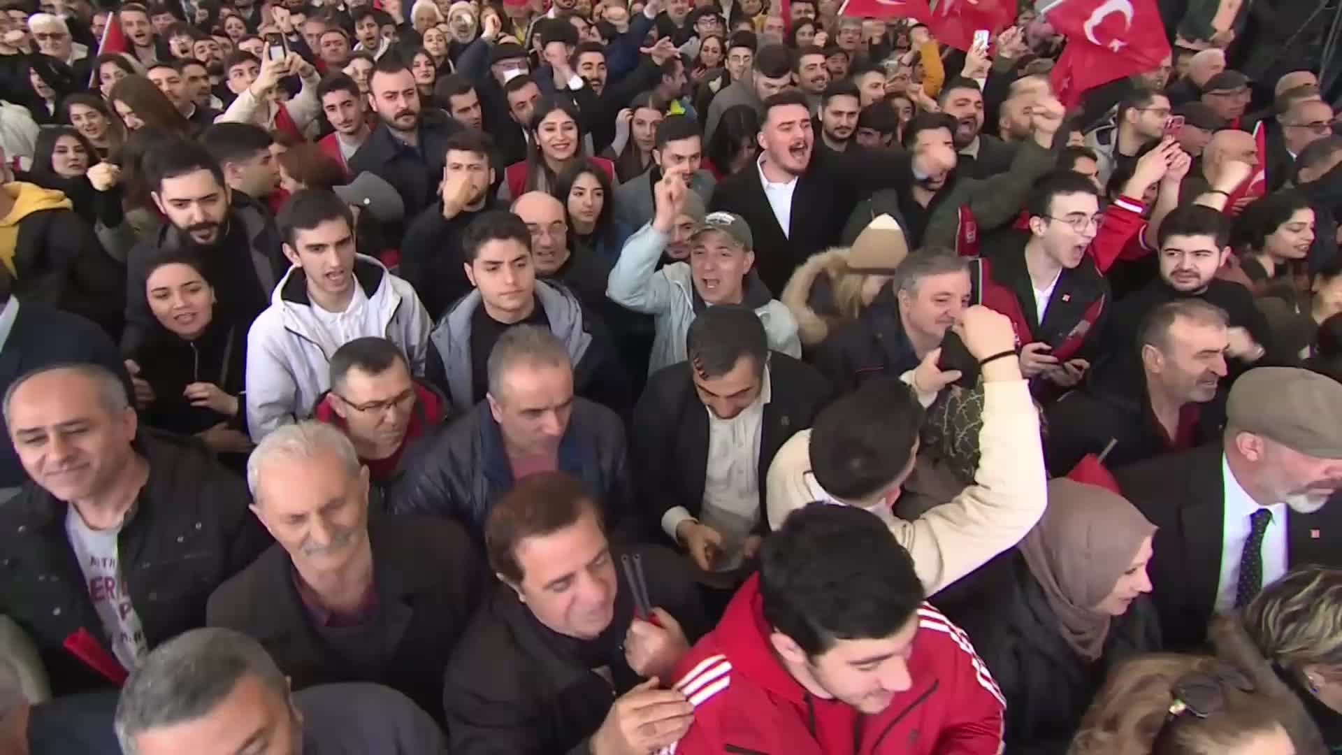 KILIÇDAROĞLU: BANA KARŞI ÇIKTIKLARINI, ‘GELMESİN KILIÇDAROĞLU’ DİYE ÇABA HARCADIKLARINI, BÜYÜK MÜCADELELER VERDİKLERİNİ BİLİYORUM. AMA BENİM TEK GÜVENCEM, BU ÜLKENİN İNSANLARI