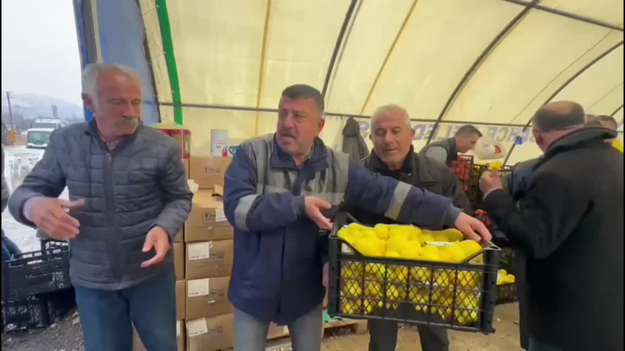 VELİ AĞBABA, MALATYA’DA YAĞIŞLAR NEDENİYLE SU BASAN ÇADIRKENTTE DEPREMZEDELERE PORTAKAL VE LİMON DAĞITTI