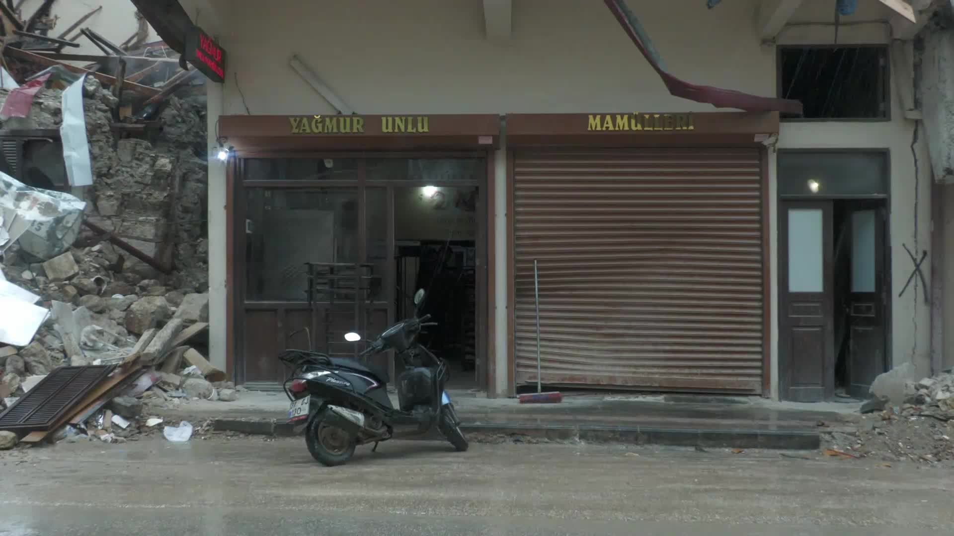 ANTAKYA’DA RAMAZAN AYINDA KEPENK AÇAN FIRINCI: “ELEKTRİK, SU YOK. HERHANGİ BİR YARDIM ALMADIK”