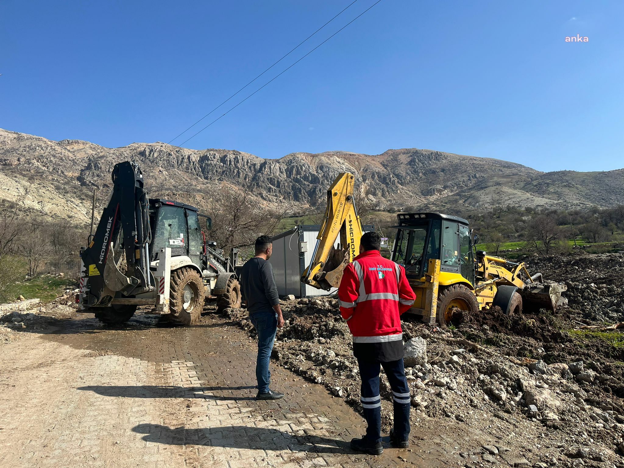 İZMİT BELEDİYESİ EKİPLERİ, SEL BÖLGESİNDE ÇAMURA SAPLANAN İŞ MAKİNESİNİ KURTARDI
