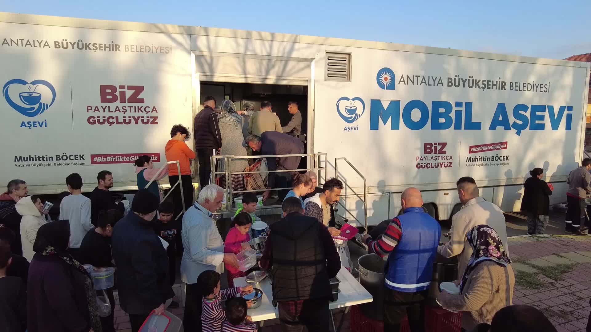 ANTALYA BÜYÜKŞEHİR’DEN MAHALLELERDE SICAK YEMEK DAĞITIMI