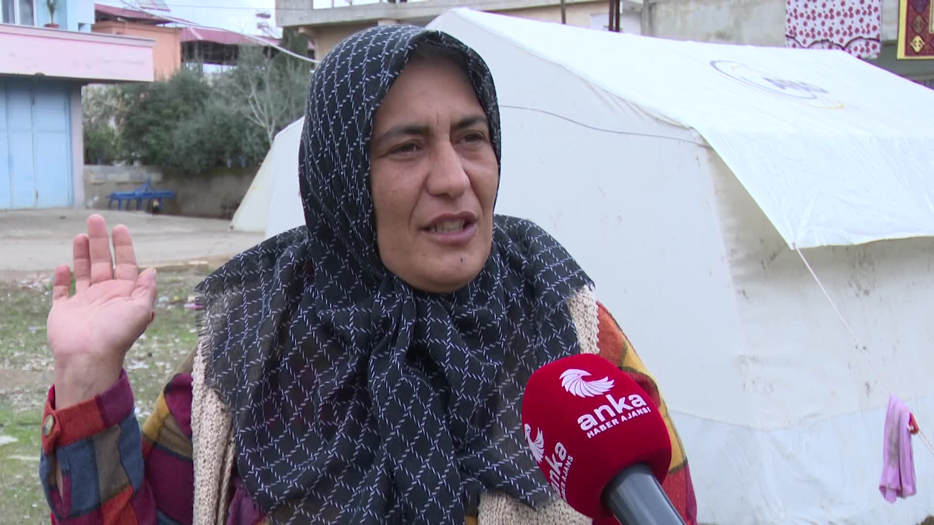 ÇOCUĞUNU LİSEYE GİRİŞ SINAVLARINA HAZIRLAYAN DEPREMZEDE: “SINAVA GİRECEK HİÇBİR ŞEYİMİZ YOK. ENKAZDA ÇIKARDIĞIMIZ TEST KİTAPLARIYLA ÇALIŞIYOR”