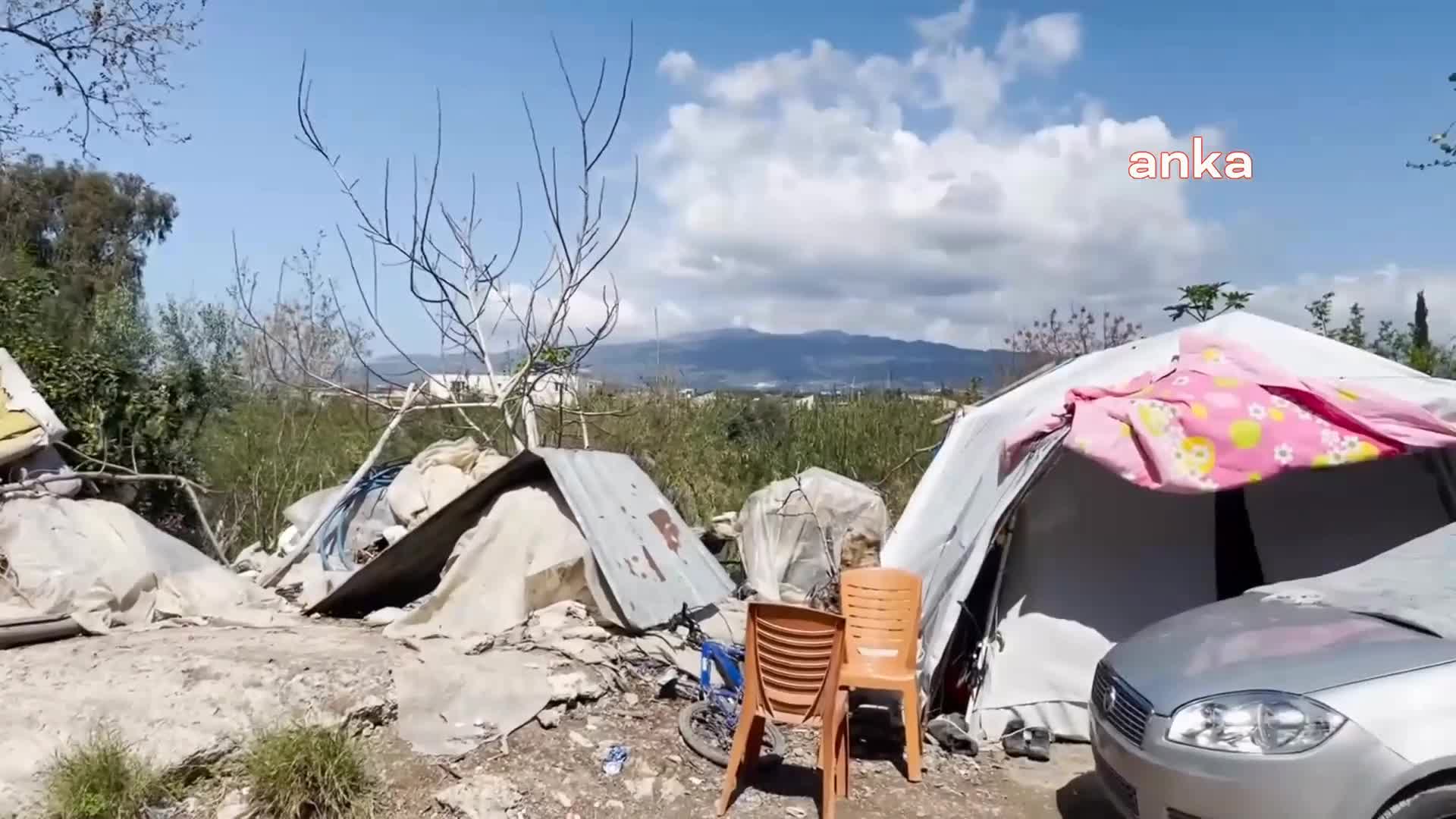 SAMANDAĞLI DEPREMZEDE: “ÖLMEDİNİZ, EVİNİZ HALA DURUYOR’ ŞEKLİNDE BİR ALGI VAR. BU ALGI ÇOK KÖTÜ. BİZ DE ÇADIRDA KALIYORUZ VE ÇADIRI 24. GÜNDE ZOR ALDIK”