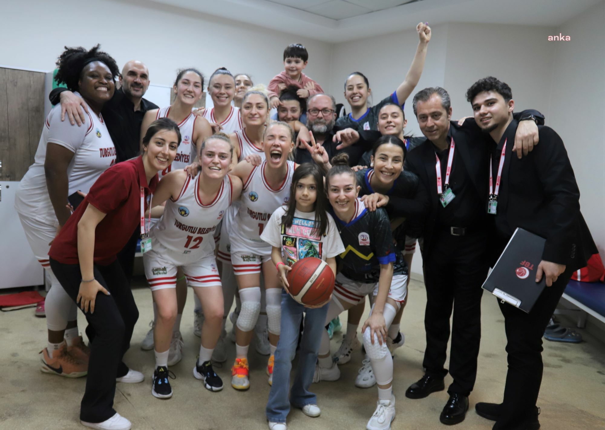 TURGUTLU BELEDİYESİ KADIN BASKETBOL TAKIMI, GÜRESPOR’U MAĞLUP ETTİ