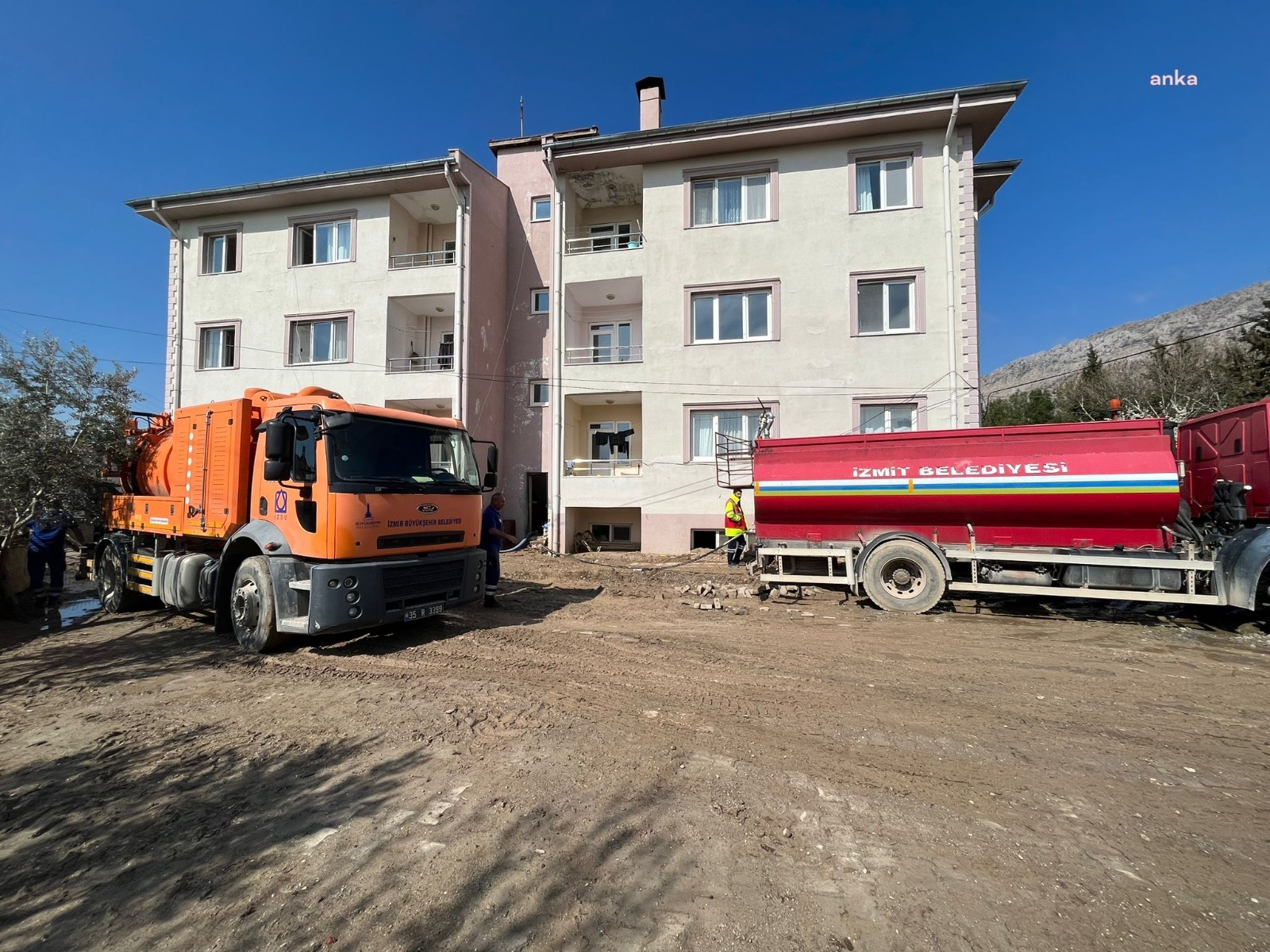 İZMİT BELEDİYESİ, SELİN VURDUĞU ADIYAMAN’DA POLİS LOJMANLARINI TEMİZLİYOR