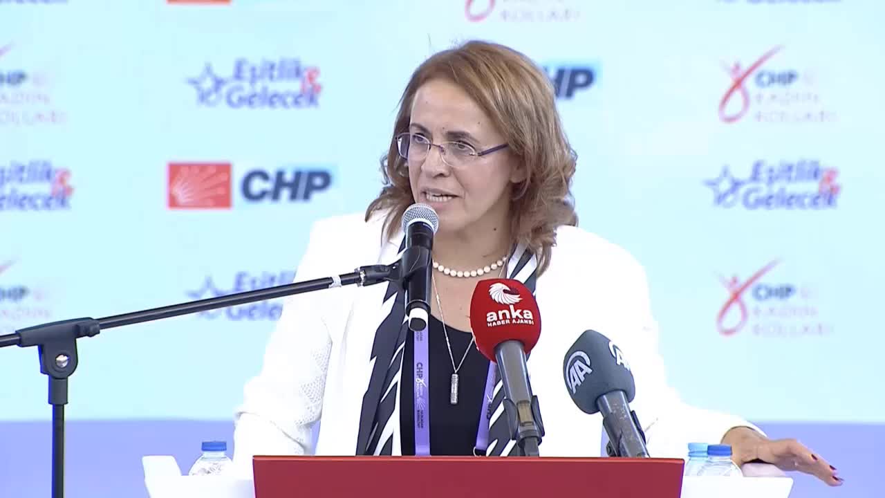 CHP KADIN KOLLARI KURULTAYI’NDA SERT TARTIŞMALAR
