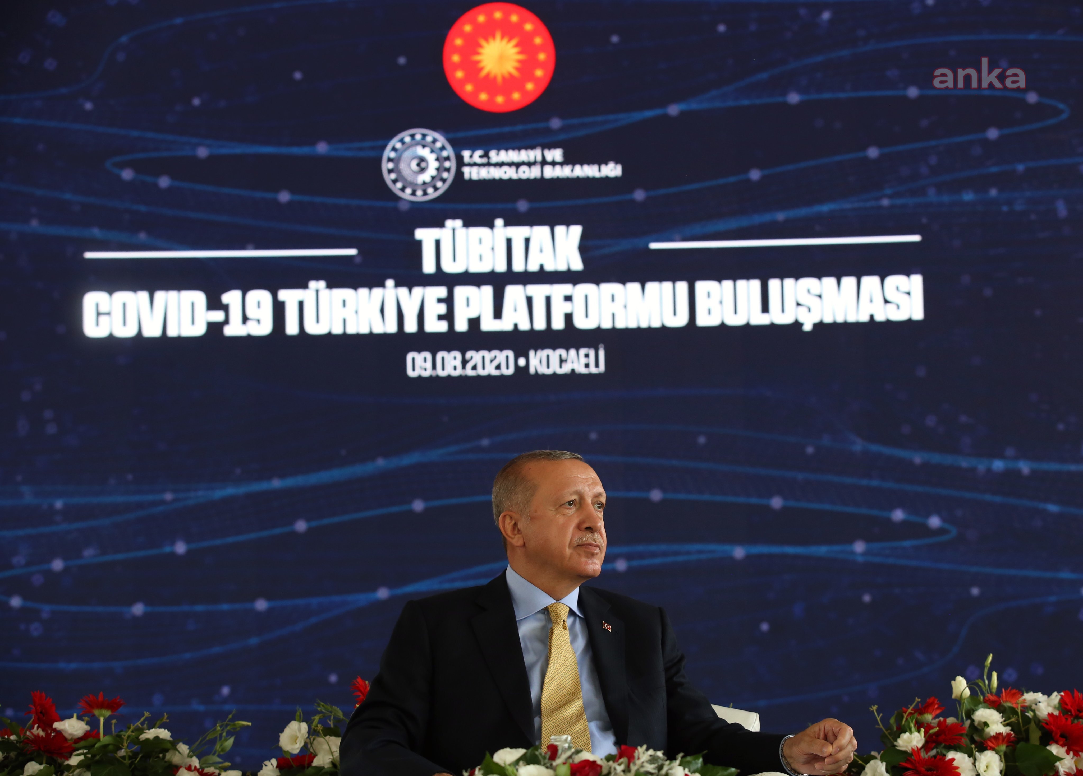 ERDOĞAN’DAN MASKE UYARISI: ÇENESİNİN ALTINDA TAŞIYAN VATANDAŞLARIM VAR, YANLIŞ YAPIYORUZ