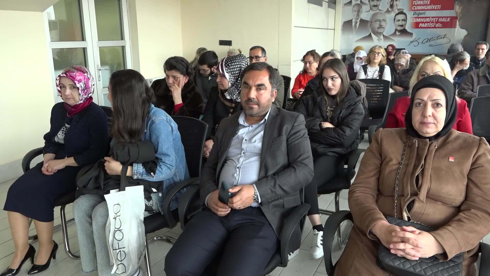 CHP’YE KATILAN YENİ ÜYELERE ROZETLERİ TAKILDI… GÜRSEL EROL: “AK PARTİ İKTİDARINDA ELAZIĞ’DA BİR SAADET ZİNCİRİ KURULMUŞ. BİZ İKTİDARA GELDİĞİMİZDE BÖYLE BİR ŞEY KALMAYACAK”