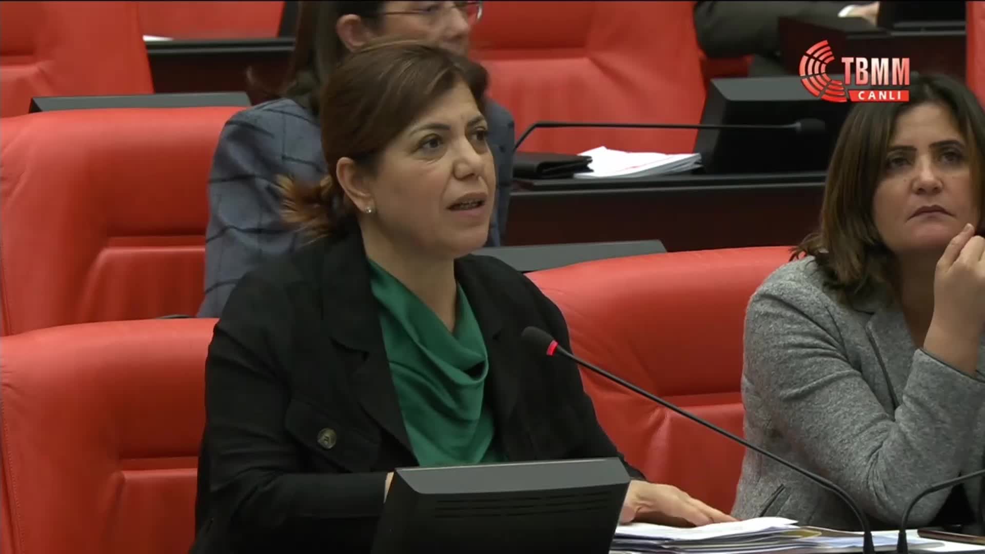 MERAL DANIŞ BEŞTAŞ’TAN SEÇMENLERE ÇAĞRI: "HER AY BİZE ZİNDAN YAŞATAN BİR ELEKTRİK FATURASINI ALIN VE ONUNLA NÜFUS MÜDÜRLÜĞÜNE GİDİN, KAYDINIZI YAPTIRIN. HAYDİ, TEK BİR FATURAYLA TEK ADAMI DEVİRELİM"