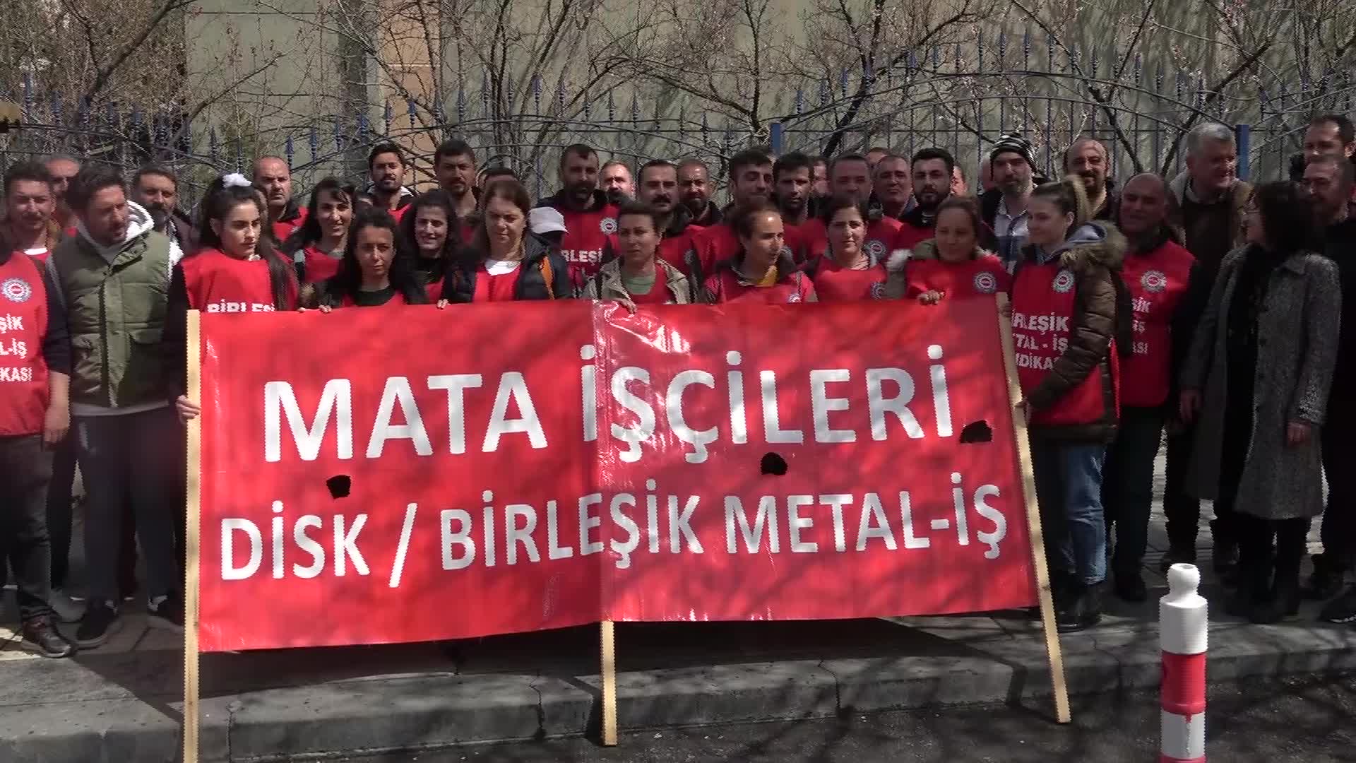 MATA OTOMOTİV İŞÇİLERİ, TALEPLERİNİ ÇALIŞMA VE SOSYAL GÜVENLİK BAKANLIĞI'NA İLETTİ: “YURT DIŞINDAKİ FABRİKALARINDA BİR DİRHEM TOZ YOK, TERTEMİZ. BİZ ELLERİMİZİ KARBONA DEĞEREK ÇALIŞIYORUZ”