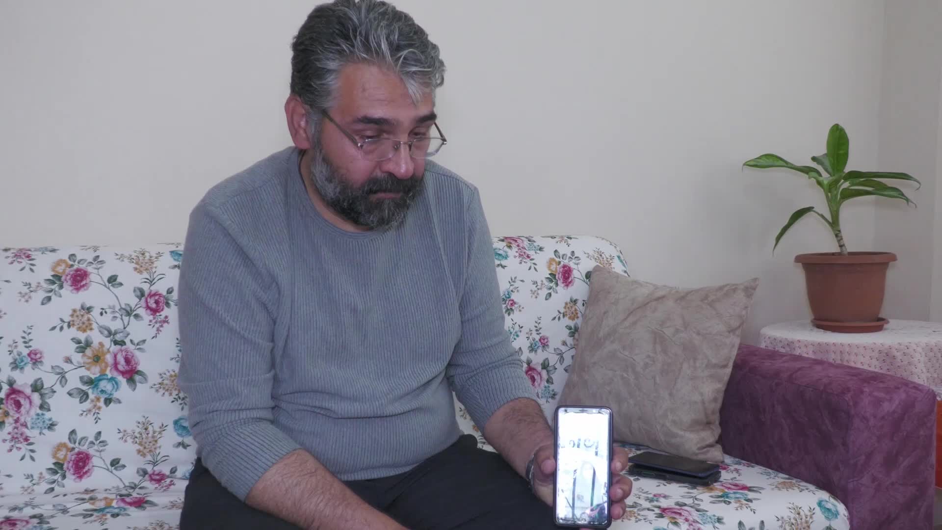 DEPREMLERDE, İSLAHİYE’DEKİ EŞİNİ, ANNESİNİ VE ÇOCUKLARINI KAYBETTİ. ACILI BABA, KAYIP KIZINI ARIYOR