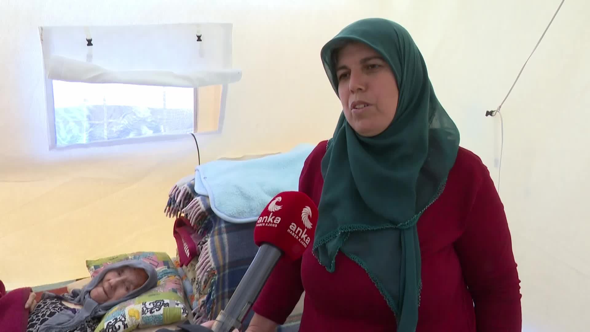 İSLAHİYE’DE 90 YAŞINDAKİ YATALAK HASTA VAHİDE YILDIZ, ÇADIRDA HASTANEYE GÖTÜRÜLMEYİ BEKLİYOR… KIZI LEYLA YILDIZ: “DURUMU GİTTİKÇE KÖTÜYE GİDİYOR. DOKTORA GÖTÜREMİYORUZ. İMKANLARIMIZLA AĞRI KESİCİ FALAN ALIYORUZ”