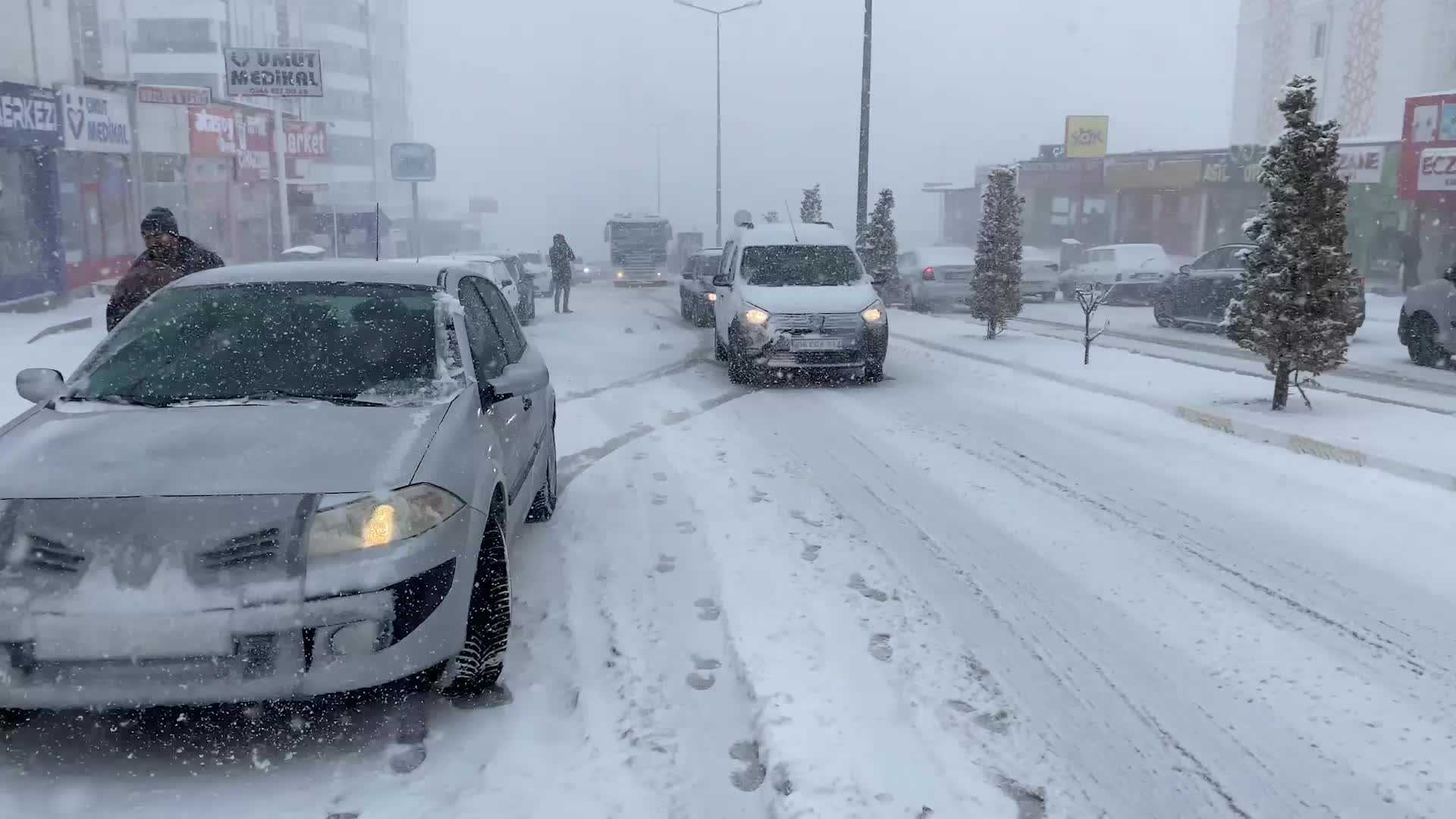 YOZGAT’TA SABAH SAATLERİNDE ETKİLİ OLAN KAR YAĞIŞI YAŞAMI OLUMSUZ ETKİLEDİ
