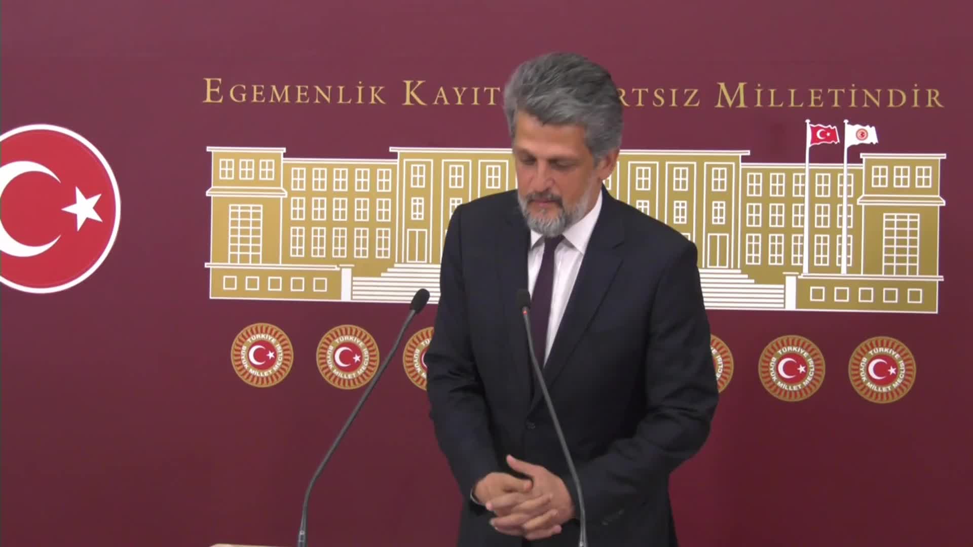GARO PAYLAN'DAN CUMHURBAŞKANI ERDOĞAN'A: "EKONOMİSTİM DİYORSUN AMA SENİN EKONOMİ NOTUN SIFIR; MİLLETİN SANA GEÇ YERİNE OTUR DİYECEĞİ GÜNLERİ BEKLEMEYE BAŞLAMANI ÖNERİYORUM”