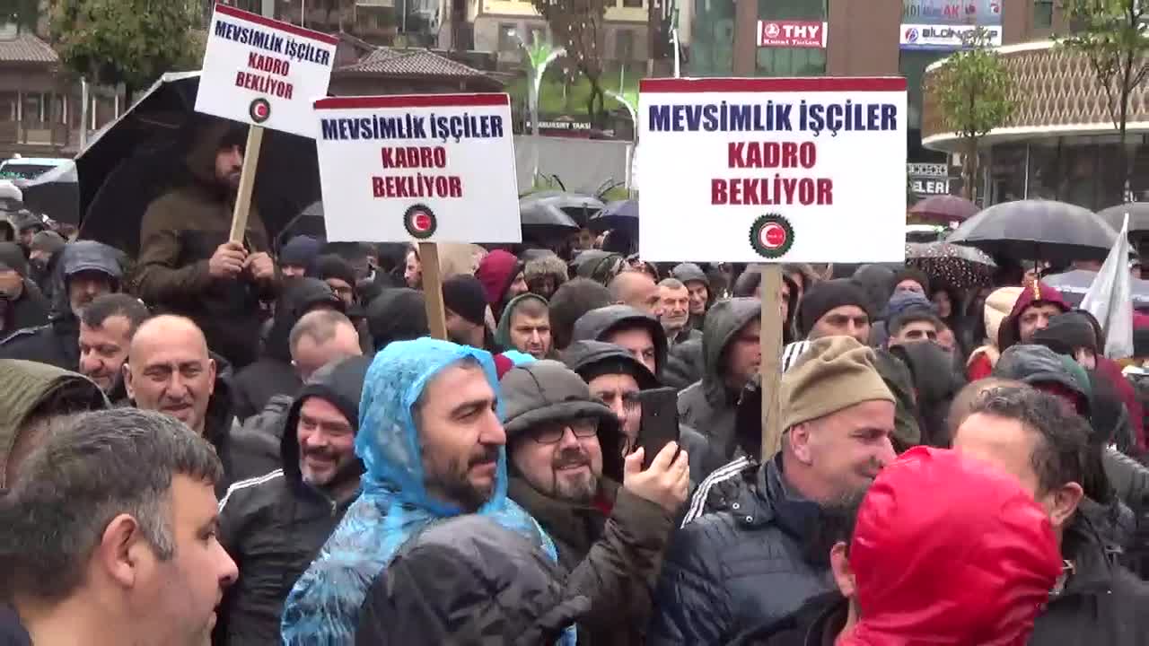 ÇAYKUR’UN MEVSİMLİK İŞÇİLERİ KADRO TALEBİYLE EYLEM YAPTI: “KIŞIN KREDİ KARTINA GÖMÜLÜYORUZ, YAZIN KAZANDIĞIMIZ PARAYI KREDİYE ÖDÜYORUZ”
