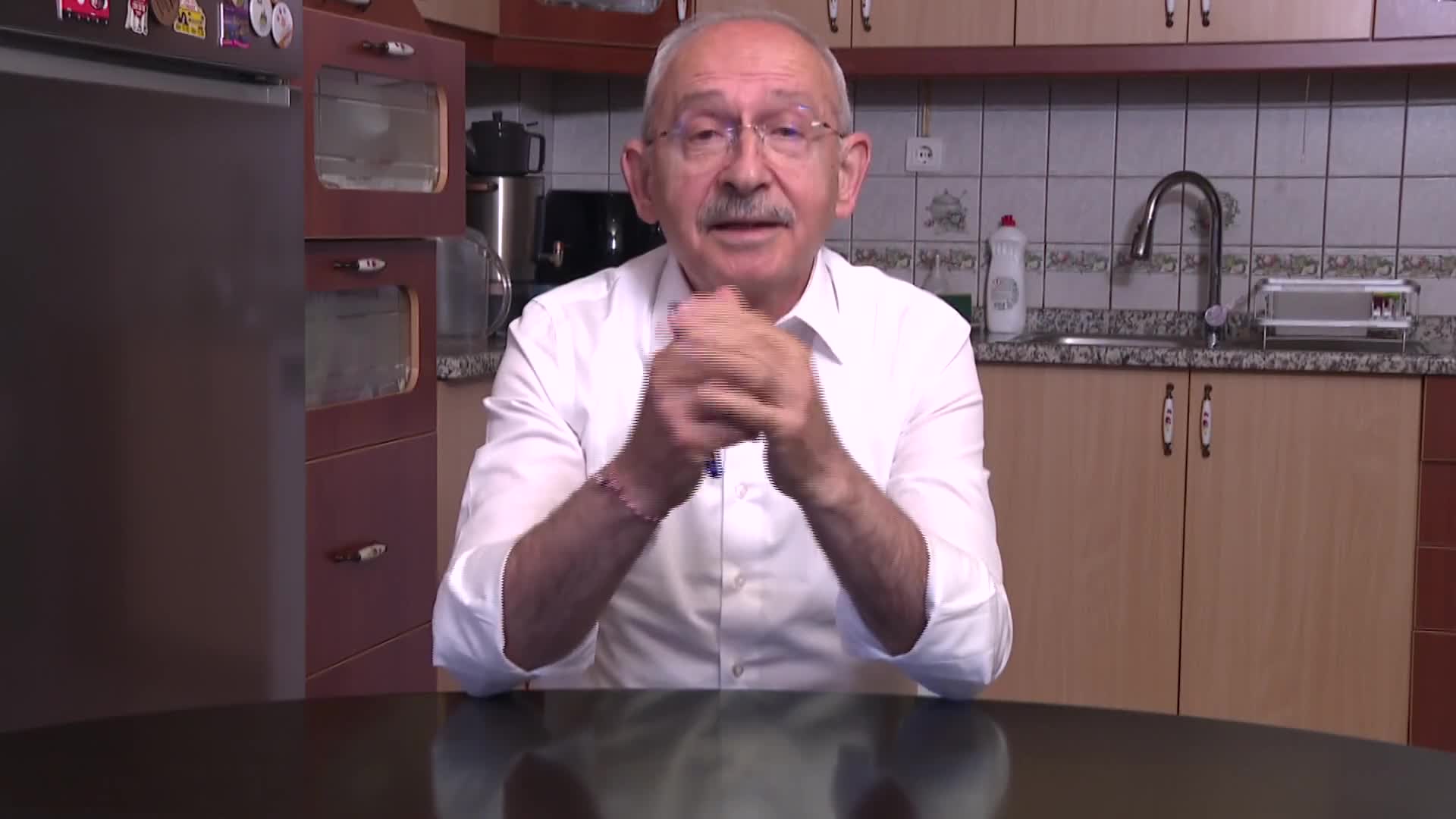 KILIÇDAROĞLU: "PAZARLIK MASALARINA OTURDULAR VE SİZLERİ BİR ÇIRPIDA ÜÇ BEŞ OY İÇİN YARI YOLDA BIRAKTILAR. BAY KEMAL ASLA AMA ASLA KADIN VE ÇOCUK HAKLARI ÜZERİNDEN PAZARLIK YAPMAZ"