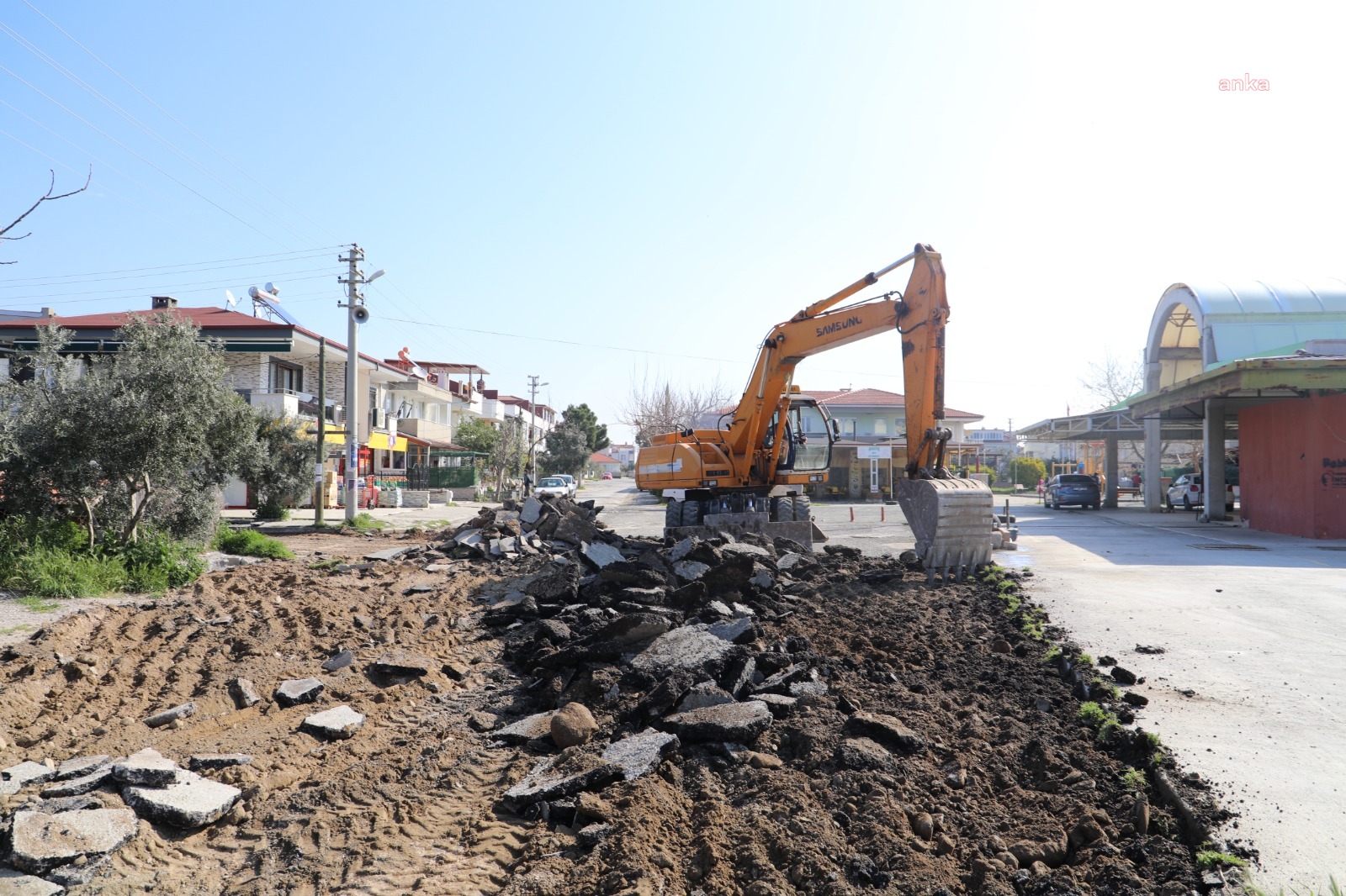 BURHANİYE BELEDİYESİ, YENİ SEZON ÖNCESİ YOL ÇALIŞMALARINI SÜRDÜRÜYOR