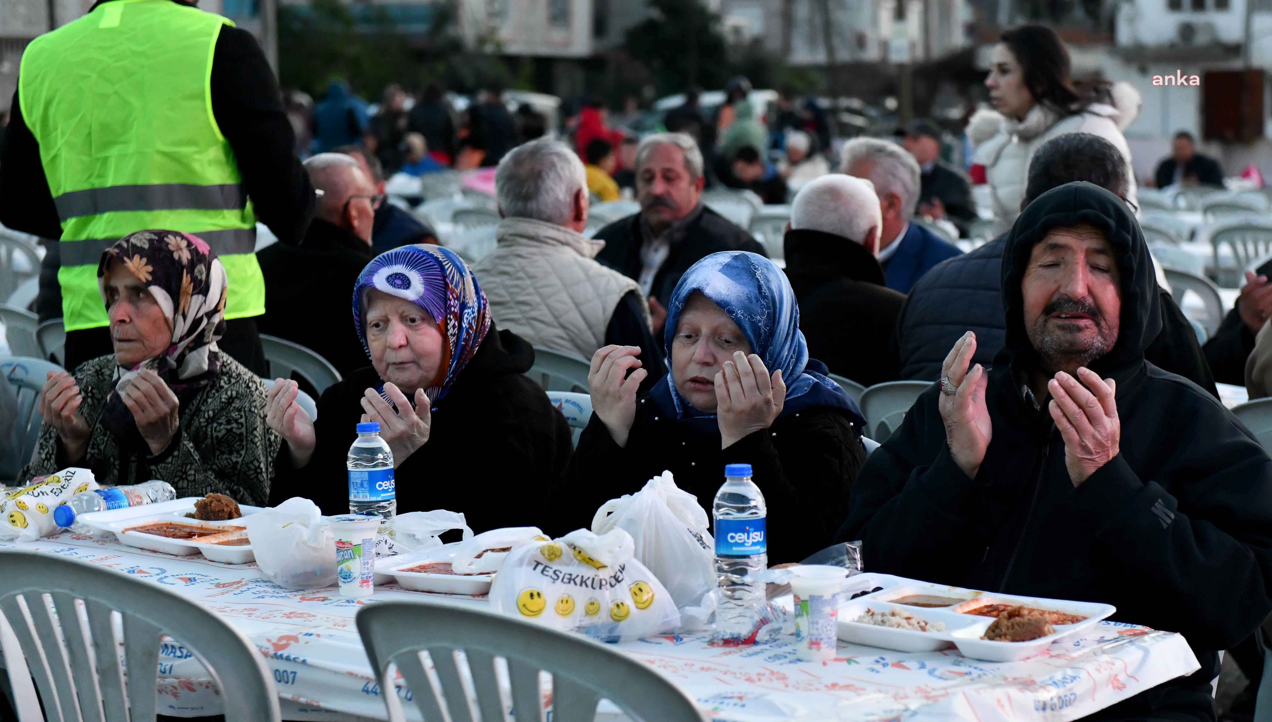 MURATPAŞA BELEDİYESİ’NİN MAHALLE İFTARLARI YEŞİLDERE VE GEBİZLİ’YLE DEVAM ETTİ
