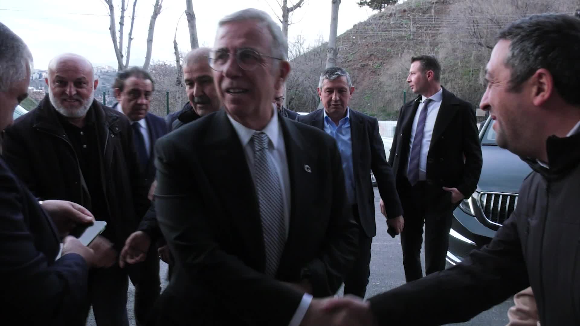 MANSUR YAVAŞ, KENTSEL DÖNÜŞÜM KAPSAMINDAKİ SOLFASOL MAHALLESİ’NDEKİ HAK SAHİPLERİYLE İFTARDA BİR ARAYA GELDİ… TÜM HAK SAHİPLERİNE İMARLI TAPULARI TESLİM EDİLDİ
