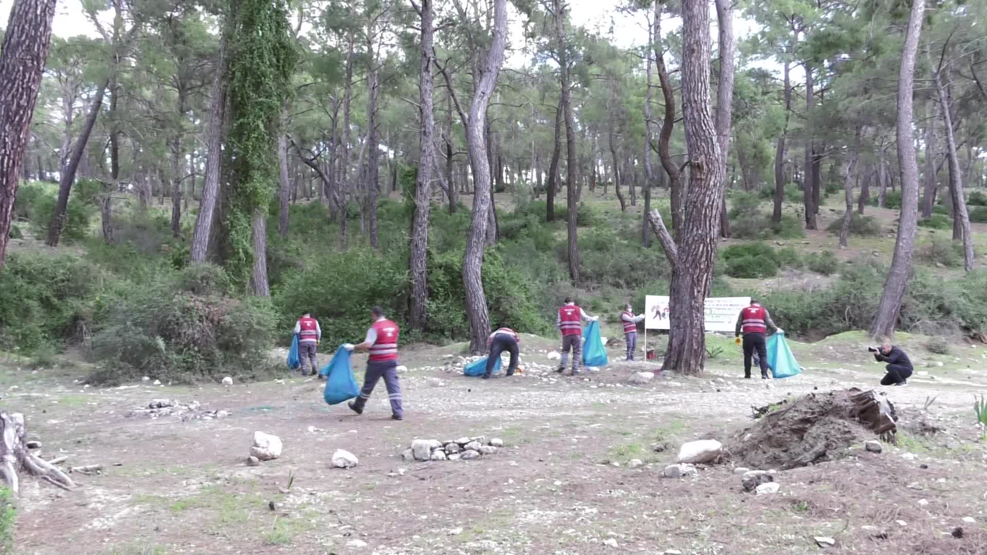 KONYAALTI’NDA ‘SIFIR ATIK GÜNÜ’NDE ÇEVRE TEMİZLİĞİ