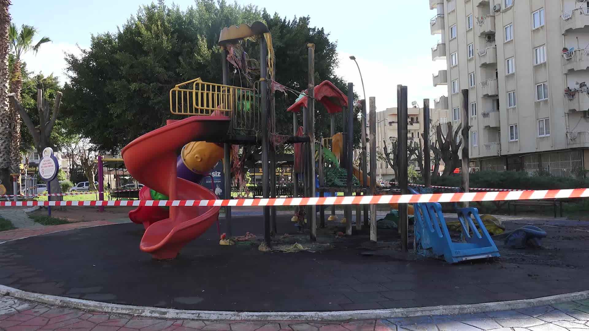 MERSİN YENİŞEHİR BELEDİYESİ'NİN ÖZGÜRLÜK PARKI’NDAKİ ÇOCUK OYUN GRUBUNA VANDAL SALDIRI... BAŞKAN ÖZYİĞİT: "SORUMLULARIN HAK ETTİĞİ CEZAYI ALMALARINI DİLİYORUM"