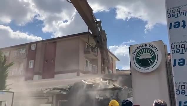 İBB, YARGI KARARIYLA DA KAÇAK OLDUĞU TESCİLLENEN, HİRANUR VAKFI’NIN SANCAKTEPE'DEKİ BİNASINI YIKTI