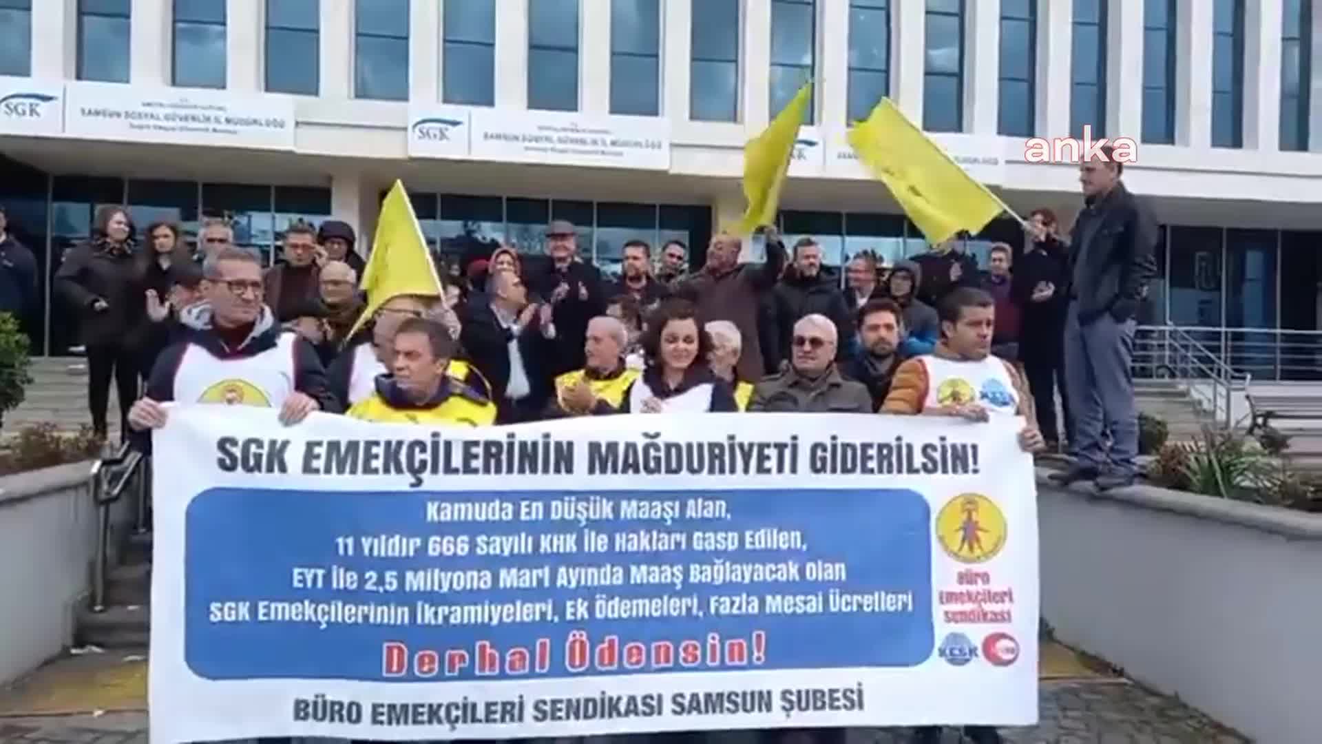 BES SAMSUN ŞUBESİ, SGK İL MÜDÜRLÜĞÜ ÖNÜNDE EYLEM YAPTI: "SGK EMEKÇİLERİNİN 11 YILDIR GASP EDİLEN HAKLARI DERHAL ÖDENSİN"