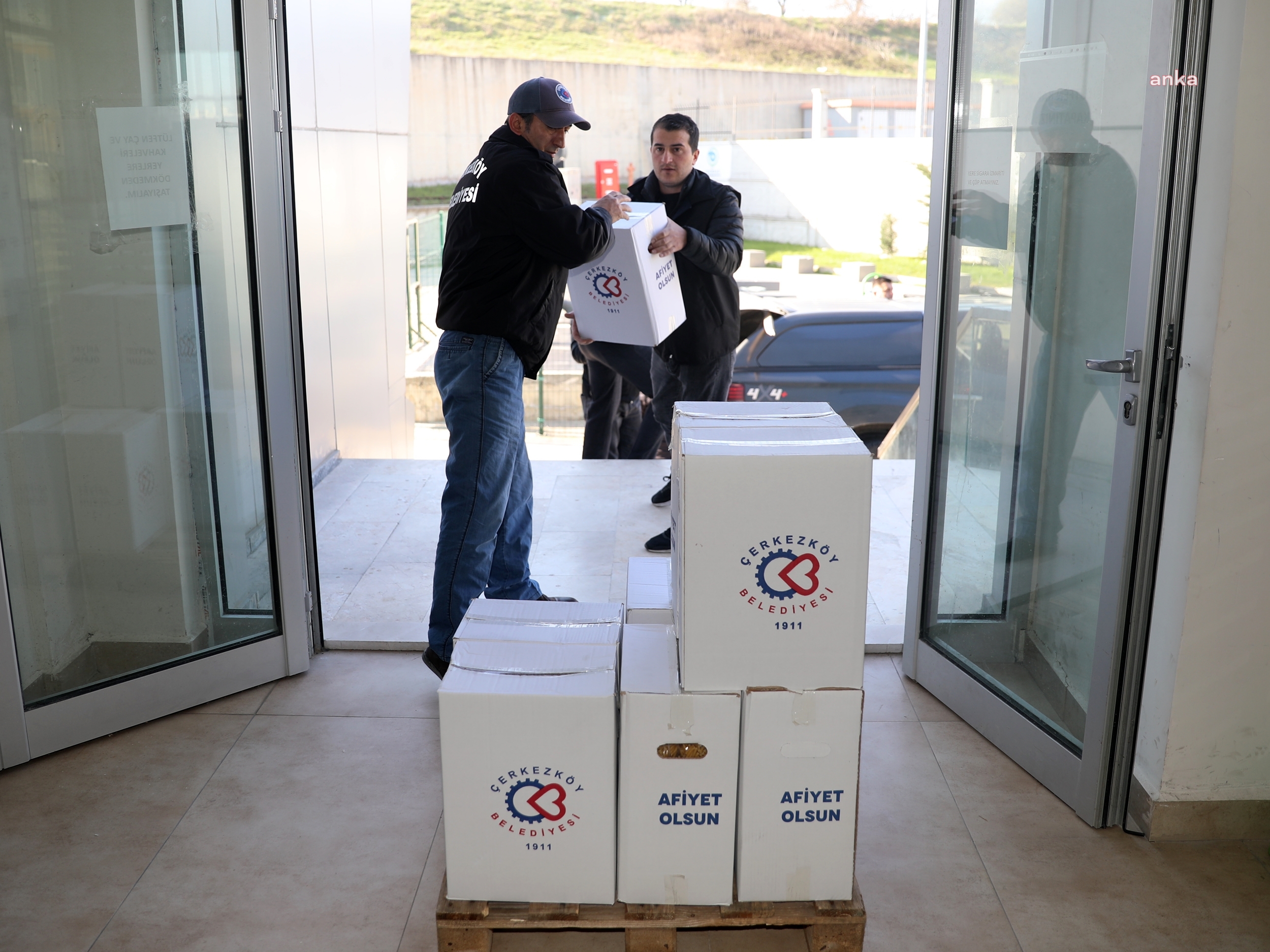 ÇERKEZKÖY’DE ‘KOMŞU PAKET’LER İHTİYAÇ SAHİBİ AİLELERE ULAŞTIRILIYOR