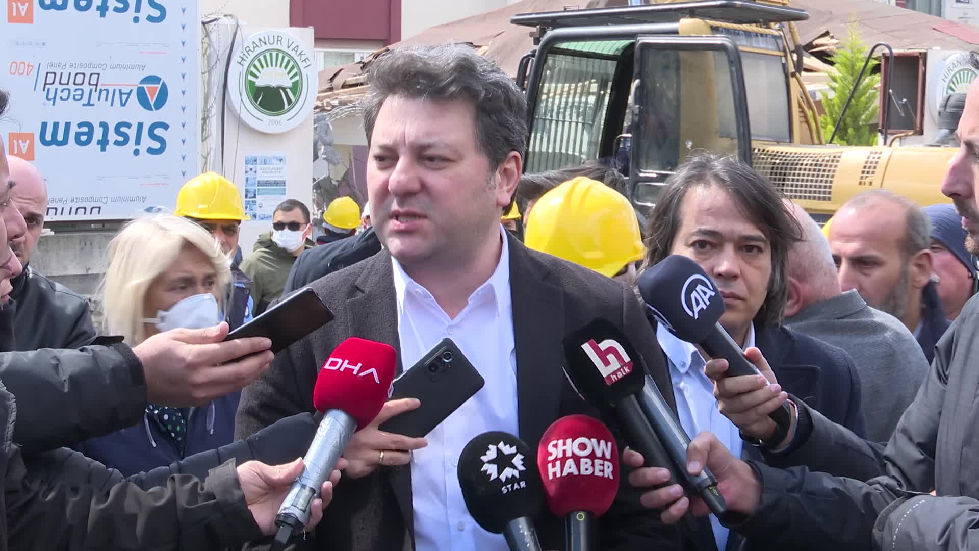 İBB HİRANUR VAKFI'NIN KAÇAK YAPISINI YIKTI... İBB İMAR VE ŞEHİRCİLİK DAİRE BAŞKANI AKGÜN: "HUKUKİ DENETİM DOĞRULTUSUNDA, YASAL SORUMLULUKLARIMIZ GEREĞİ YIKIMA BAŞLADIK"