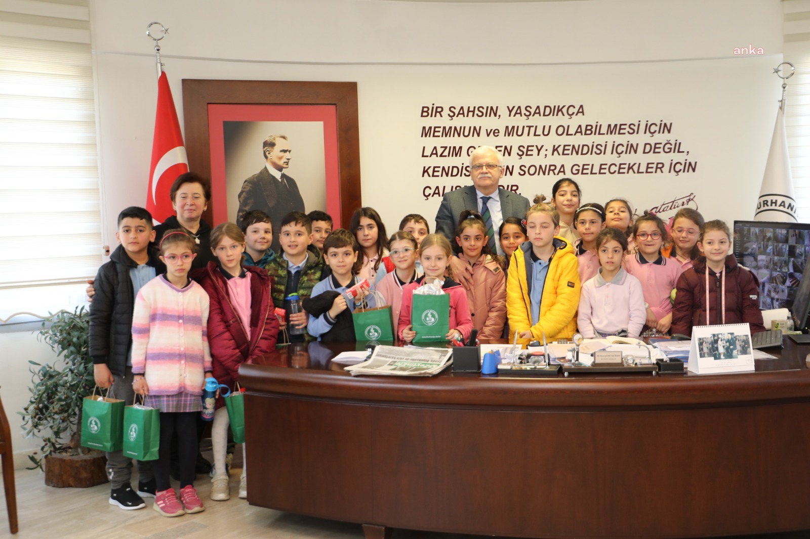 BURHANİYE BELEDİYE BAŞKANI DEVECİLER, İLKOKULLU MİSAFİRLERİNİ MAKAMINDA AĞIRLADI