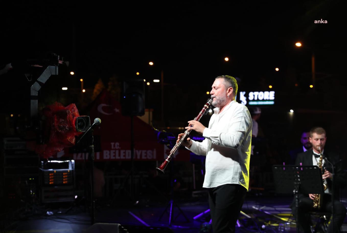 İZMİT BELEDİYESİ’NDEN DEPREMZEDELER İÇİN BAĞIŞ KONSERİ