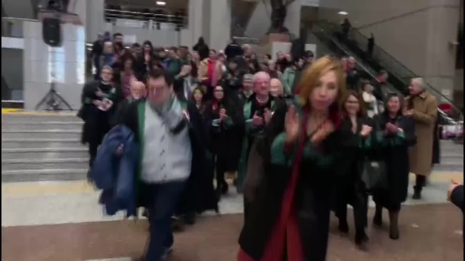 ADALET NÖBETİ'NİN 122'NCİSİ PINAR SELEK İÇİN TUTULDU: "SİZ PINAR'I MAHKUM EDEMEZSİNİZ AMA BİZ 25 YILDIR BU İNSANLIK DIŞI ZULMÜNÜZÜ HER AN MAHKUM EDİYORUZ"