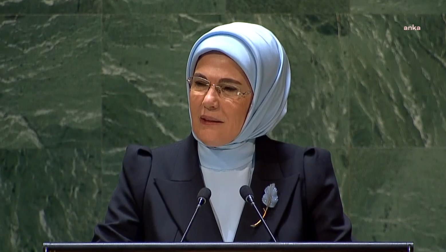 BM'DE KONUŞAN EMİNE ERDOĞAN: "SIFIR ATIK PROJESİ KAPSAMINDA TÜRKİYE’DE GERİ KAZANILAN MİLYONLARCA ATIK İLE 650 MİLYON TON HAMMADDE TASARRUFU SAĞLANDI"