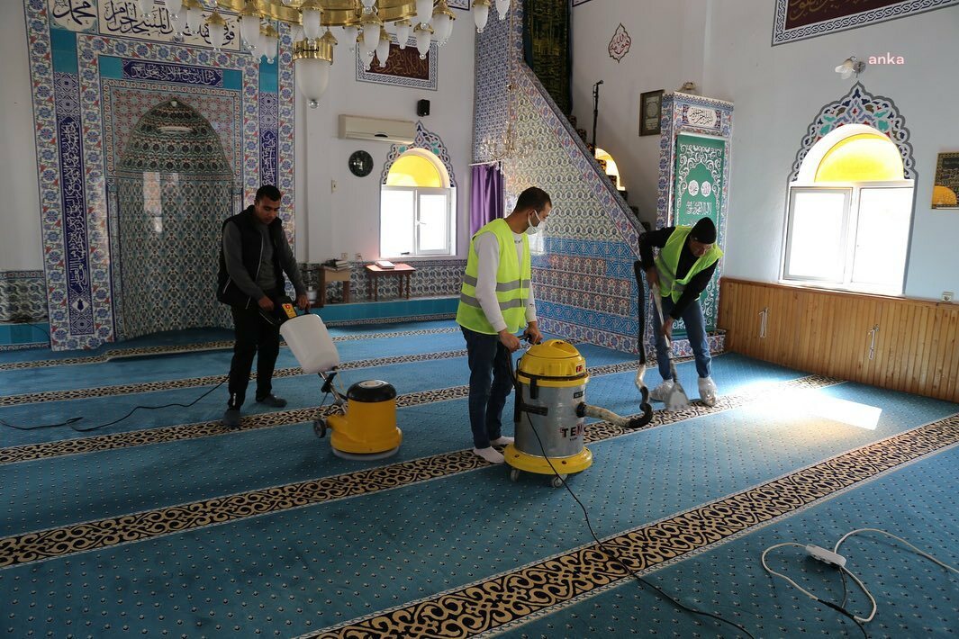 BURHANİYE BELEDİYESİ, İLÇEDEKİ İBADETHANELERDE TEMİZLİK ÇALIŞMALARINI SÜRDÜRÜYOR