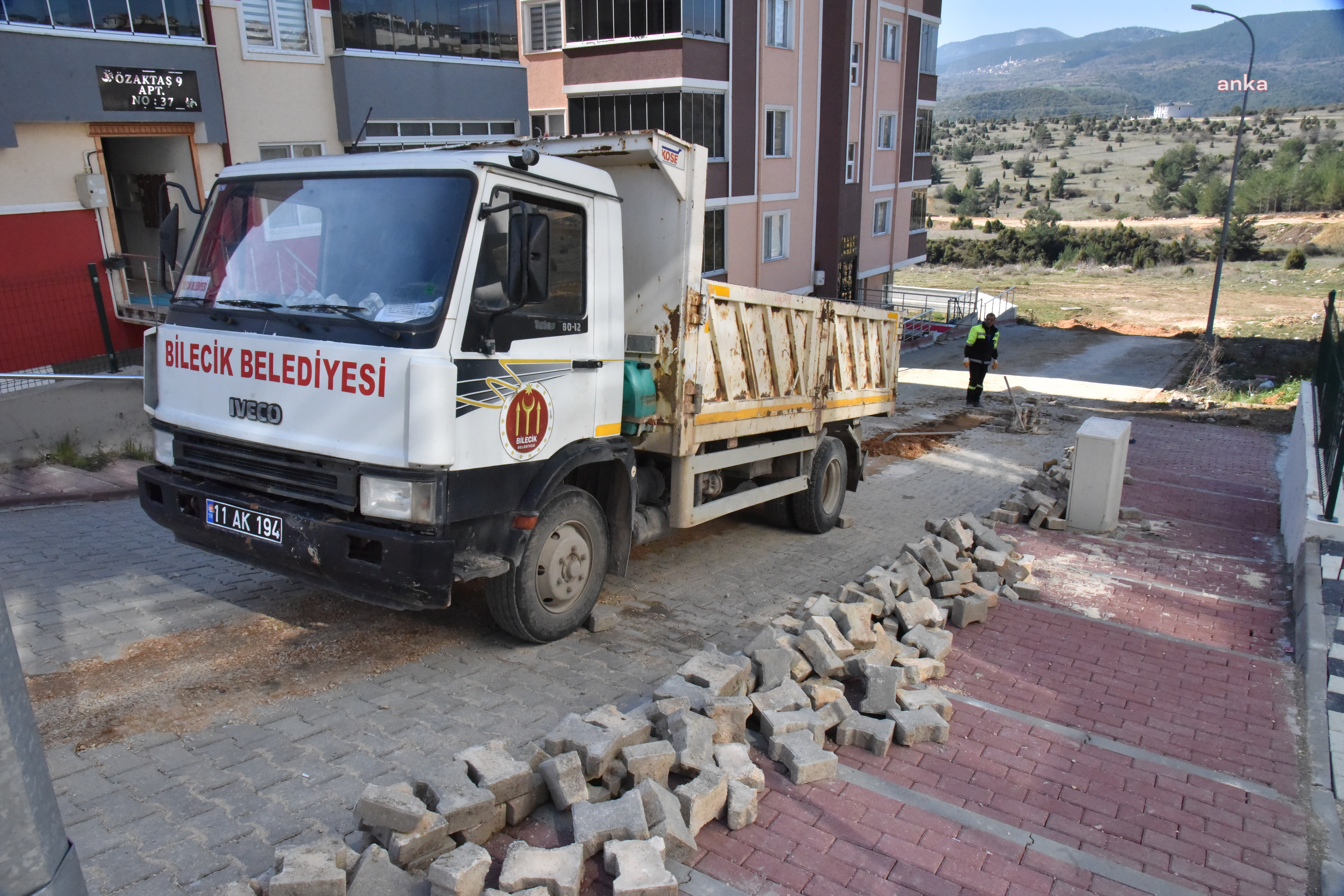 BİLECİK BELEDİYESİ FEN İŞLERİ EKİPLERİ, KALDIRIM ÇALIŞMALARINA DEVAM EDİYOR