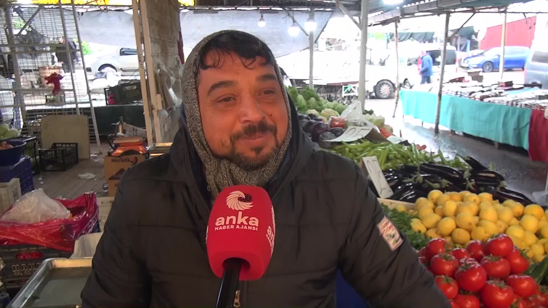SİNOPLU PAZARCI: "3 LİRALIK HURMA İSTEYENLER VAR. TARTIYORSUN 3 TANE GİRMİYOR BİLE. 5 LİRALIK HURMA İSTİYORLAR UTANIYORUM"