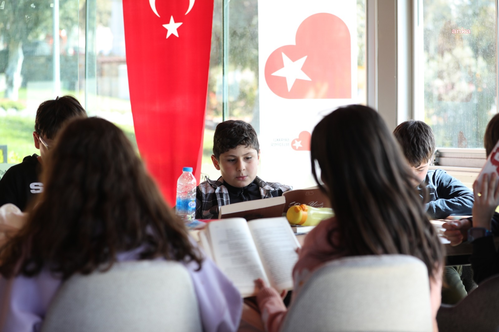 BAYRAKLI’NIN KİTAP KAFELERİNE ÖĞRENCİ AKINI